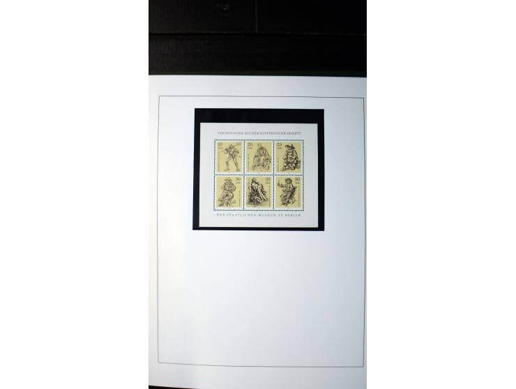 1945/90, postfrische und etwas gestempelte Sammlung mit FDC, dabei SBZ Mi.-Nr. Bl.1X, 4, 5X (2), 5Y (2), 5S, 6 (4), DDR Bl.7 