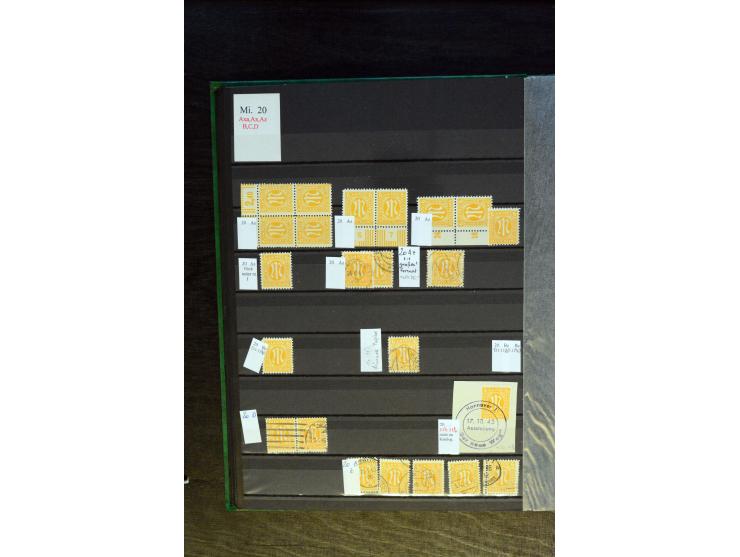 1945/46, kleine Spezial-Sammlung "AM-Post" mit Einheiten, Marken mit Bogenrändern inkl. Platten- und Bogenzählnummern und wei