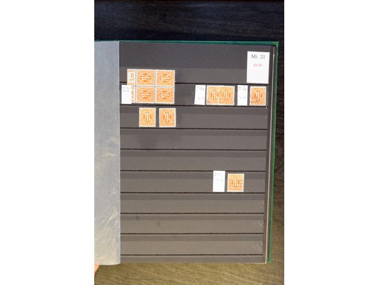 1945/46, kleine Spezial-Sammlung "AM-Post" mit Einheiten, Marken mit Bogenrändern inkl. Platten- und Bogenzählnummern und wei