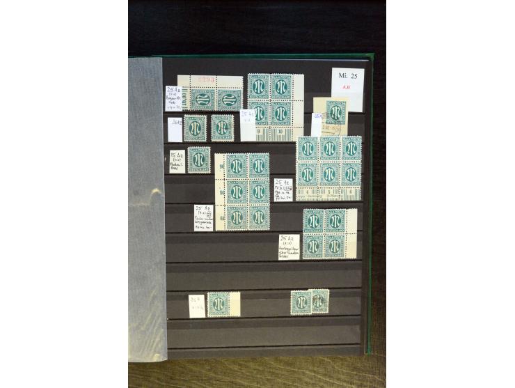 1945/46, kleine Spezial-Sammlung "AM-Post" mit Einheiten, Marken mit Bogenrändern inkl. Platten- und Bogenzählnummern und wei