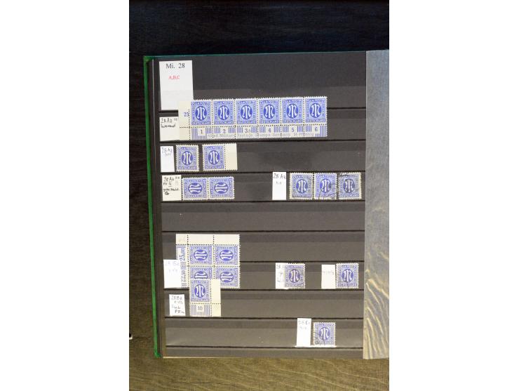 1945/46, kleine Spezial-Sammlung "AM-Post" mit Einheiten, Marken mit Bogenrändern inkl. Platten- und Bogenzählnummern und wei