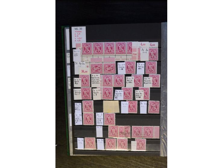 1945/46, kleine Spezial-Sammlung "AM-Post" mit Einheiten, Marken mit Bogenrändern inkl. Platten- und Bogenzählnummern und wei