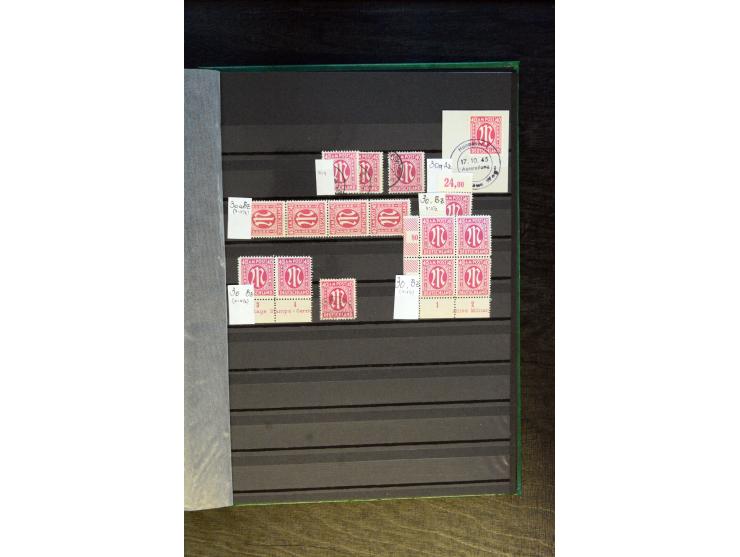 1945/46, kleine Spezial-Sammlung "AM-Post" mit Einheiten, Marken mit Bogenrändern inkl. Platten- und Bogenzählnummern und wei