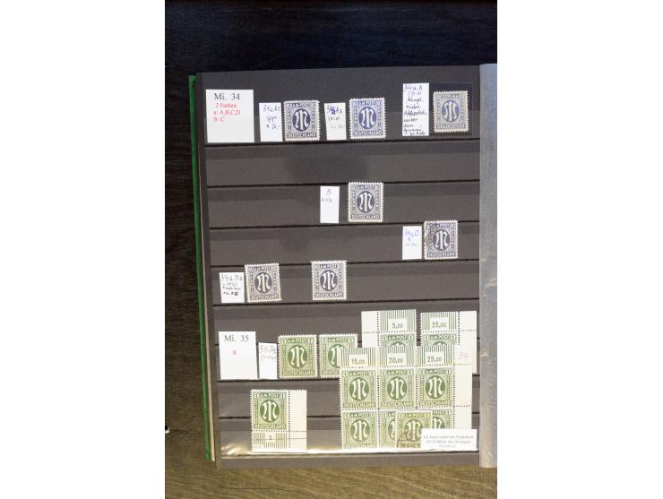 1945/46, kleine Spezial-Sammlung "AM-Post" mit Einheiten, Marken mit Bogenrändern inkl. Platten- und Bogenzählnummern und wei