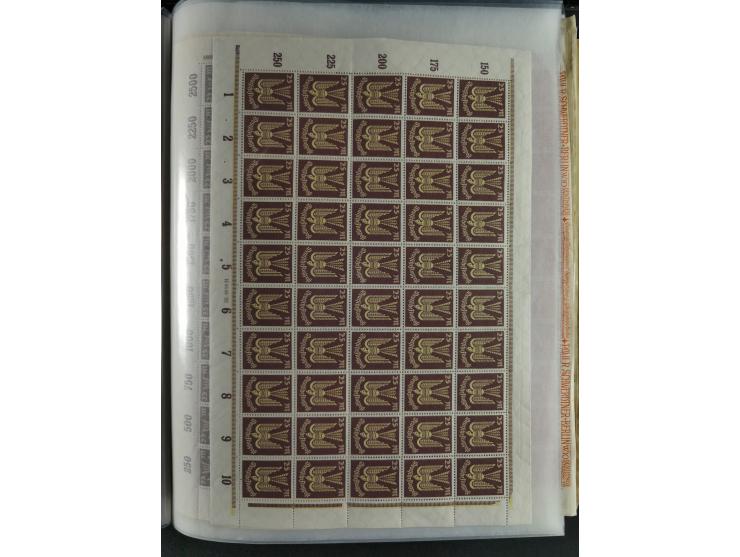 1923, meist postfrischer Bestand mit über 70 Bögen ex. Mi.-Nr. 235-276, dabei auch kompletter Bogen Mi.-Nr. 260, teils vorgef