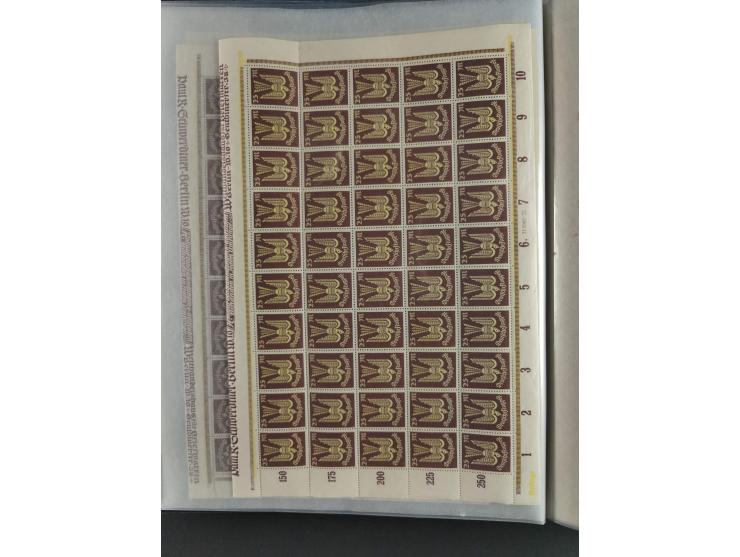 1923, meist postfrischer Bestand mit über 70 Bögen ex. Mi.-Nr. 235-276, dabei auch kompletter Bogen Mi.-Nr. 260, teils vorgef