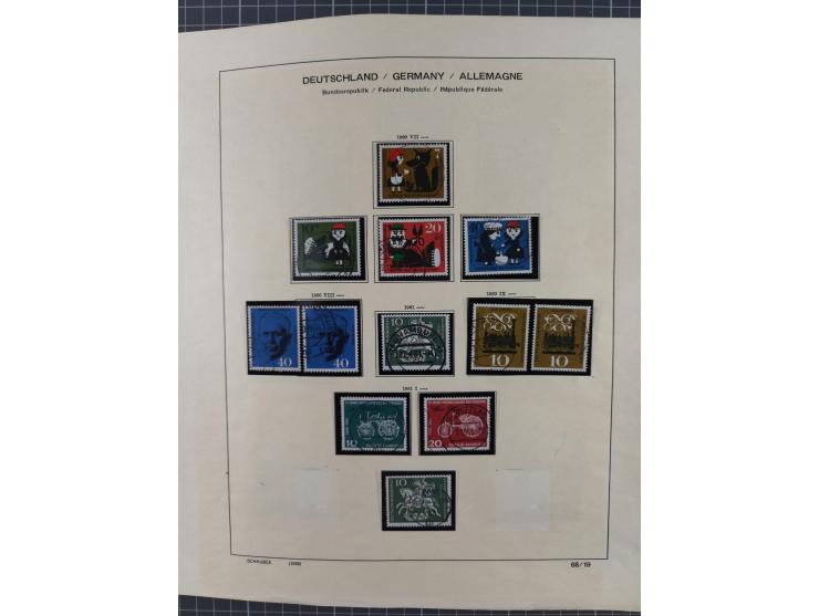 1949/2010, umfangreiche, in den Hauptnummern je postfrische/ wenig ungebrauchte und gestempelt komplette Sammlung inkl. selbs