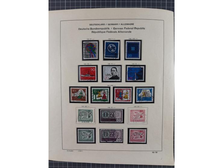 1949/2010, umfangreiche, in den Hauptnummern je postfrische/ wenig ungebrauchte und gestempelt komplette Sammlung inkl. selbs