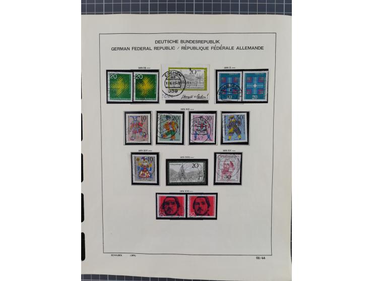 1949/2010, umfangreiche, in den Hauptnummern je postfrische/ wenig ungebrauchte und gestempelt komplette Sammlung inkl. selbs