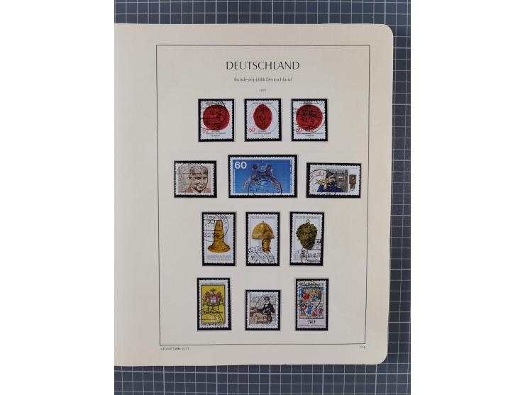 1949/2010, umfangreiche, in den Hauptnummern je postfrische/ wenig ungebrauchte und gestempelt komplette Sammlung inkl. selbs