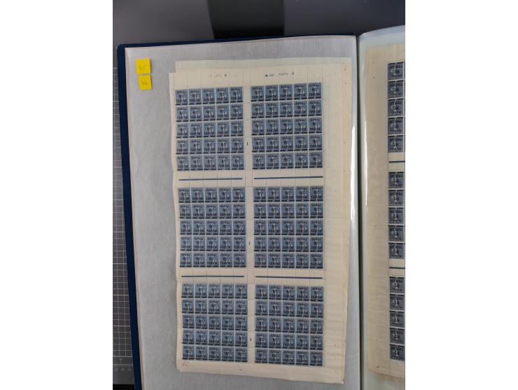 1920/23, umfangreiche Bogensammlung mit über 100 Bogen in 3 großen Bogenalben ex Mi.-Nr. 18c-121, davon 50 verschiedene, die 