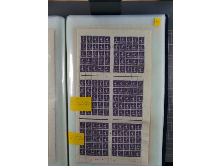 1920/23, umfangreiche Bogensammlung mit über 100 Bogen in 3 großen Bogenalben ex Mi.-Nr. 18c-121, davon 50 verschiedene, die 