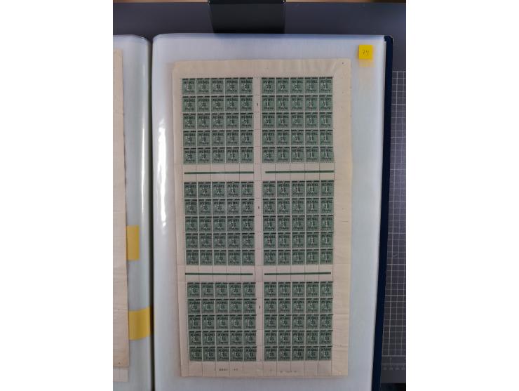 1920/23, umfangreiche Bogensammlung mit über 100 Bogen in 3 großen Bogenalben ex Mi.-Nr. 18c-121, davon 50 verschiedene, die 