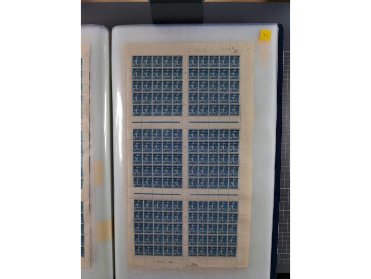 1920/23, umfangreiche Bogensammlung mit über 100 Bogen in 3 großen Bogenalben ex Mi.-Nr. 18c-121, davon 50 verschiedene, die 