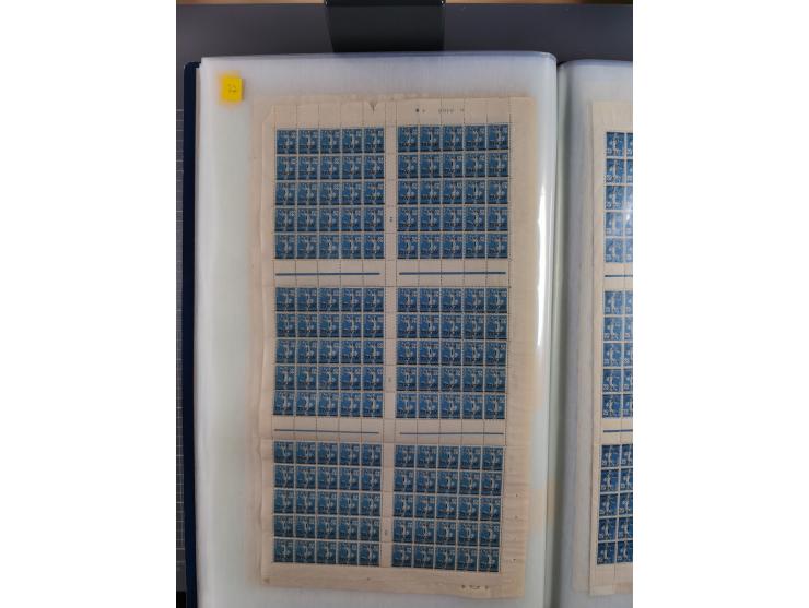 1920/23, umfangreiche Bogensammlung mit über 100 Bogen in 3 großen Bogenalben ex Mi.-Nr. 18c-121, davon 50 verschiedene, die 
