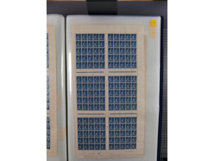 1920/23, umfangreiche Bogensammlung mit über 100 Bogen in 3 großen Bogenalben ex Mi.-Nr. 18c-121, davon 50 verschiedene, die 