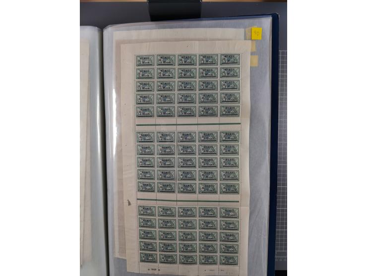 1920/23, umfangreiche Bogensammlung mit über 100 Bogen in 3 großen Bogenalben ex Mi.-Nr. 18c-121, davon 50 verschiedene, die 