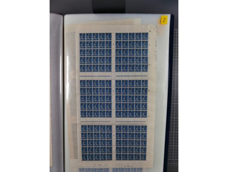 1920/23, umfangreiche Bogensammlung mit über 100 Bogen in 3 großen Bogenalben ex Mi.-Nr. 18c-121, davon 50 verschiedene, die 