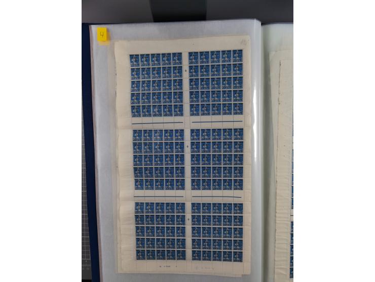 1920/23, umfangreiche Bogensammlung mit über 100 Bogen in 3 großen Bogenalben ex Mi.-Nr. 18c-121, davon 50 verschiedene, die 