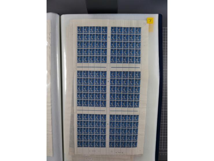 1920/23, umfangreiche Bogensammlung mit über 100 Bogen in 3 großen Bogenalben ex Mi.-Nr. 18c-121, davon 50 verschiedene, die 