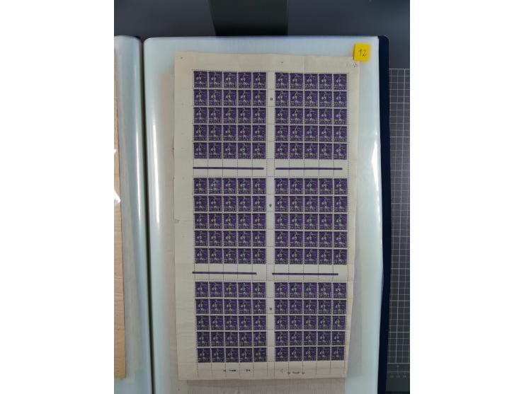 1920/23, umfangreiche Bogensammlung mit über 100 Bogen in 3 großen Bogenalben ex Mi.-Nr. 18c-121, davon 50 verschiedene, die 