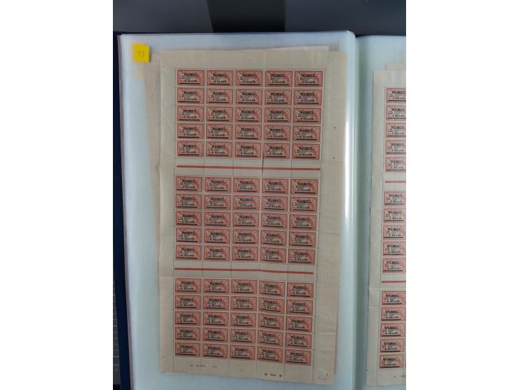 1920/23, umfangreiche Bogensammlung mit über 100 Bogen in 3 großen Bogenalben ex Mi.-Nr. 18c-121, davon 50 verschiedene, die 