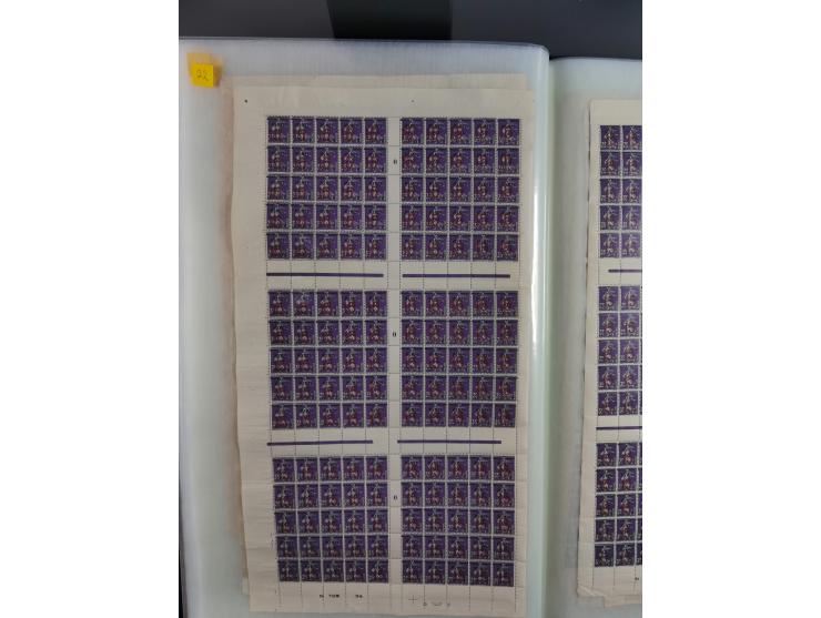 1920/23, umfangreiche Bogensammlung mit über 100 Bogen in 3 großen Bogenalben ex Mi.-Nr. 18c-121, davon 50 verschiedene, die 
