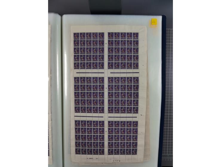 1920/23, umfangreiche Bogensammlung mit über 100 Bogen in 3 großen Bogenalben ex Mi.-Nr. 18c-121, davon 50 verschiedene, die 