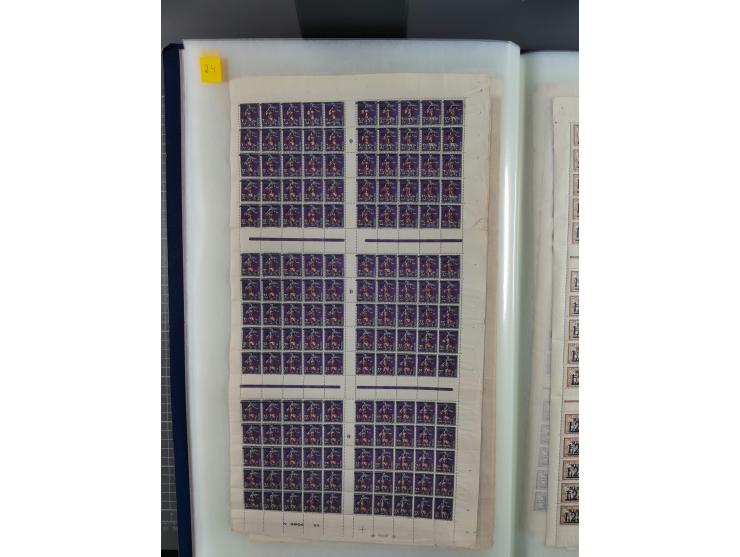 1920/23, umfangreiche Bogensammlung mit über 100 Bogen in 3 großen Bogenalben ex Mi.-Nr. 18c-121, davon 50 verschiedene, die 