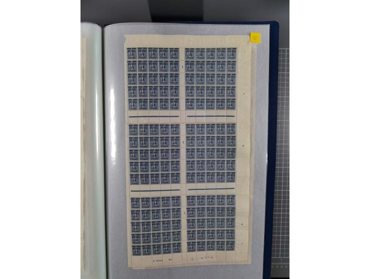 1920/23, umfangreiche Bogensammlung mit über 100 Bogen in 3 großen Bogenalben ex Mi.-Nr. 18c-121, davon 50 verschiedene, die 