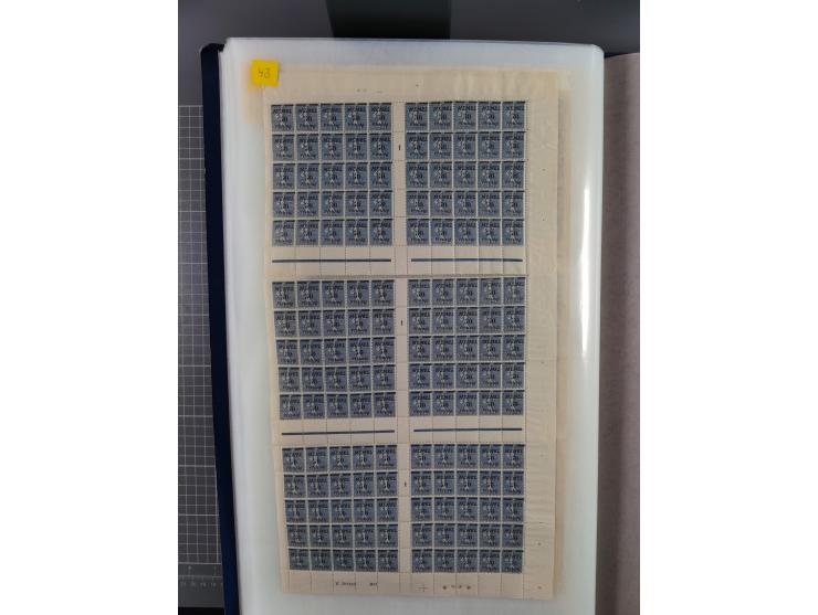 1920/23, umfangreiche Bogensammlung mit über 100 Bogen in 3 großen Bogenalben ex Mi.-Nr. 18c-121, davon 50 verschiedene, die 