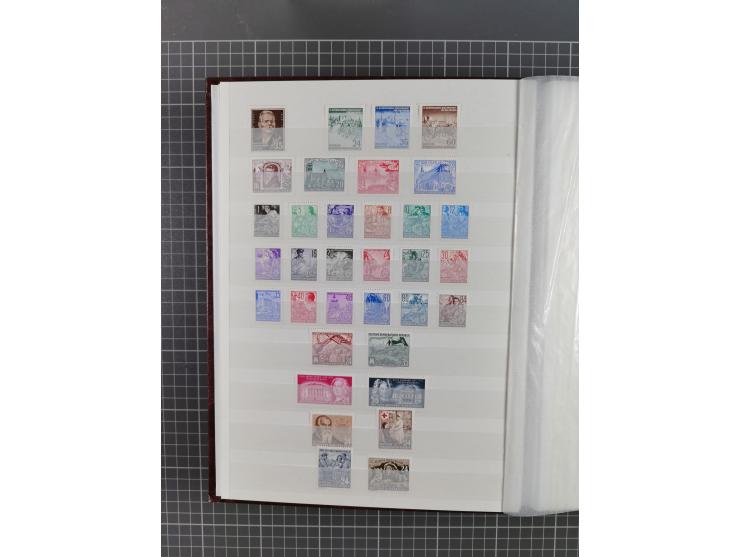 1949/90, in den Hauptnummern komplette postfrische Sammlung inkl. Zusammendrucke und Kleinbogen, gute Erhaltung, in drei Stec