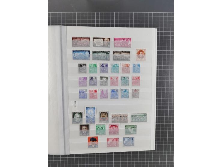 1949/90, in den Hauptnummern komplette postfrische Sammlung inkl. Zusammendrucke und Kleinbogen, gute Erhaltung, in drei Stec