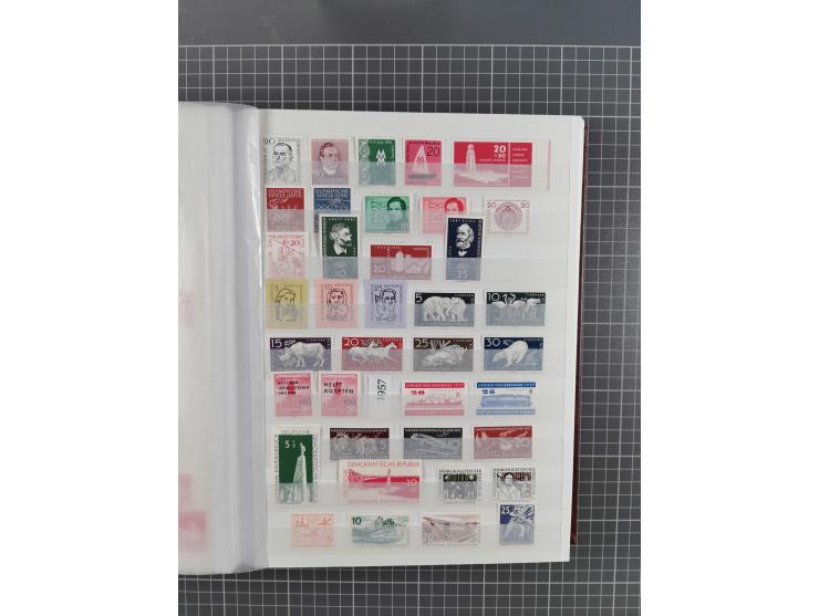 1949/90, in den Hauptnummern komplette postfrische Sammlung inkl. Zusammendrucke und Kleinbogen, gute Erhaltung, in drei Stec