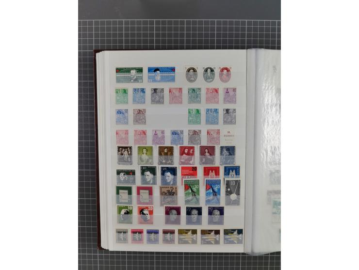 1949/90, in den Hauptnummern komplette postfrische Sammlung inkl. Zusammendrucke und Kleinbogen, gute Erhaltung, in drei Stec