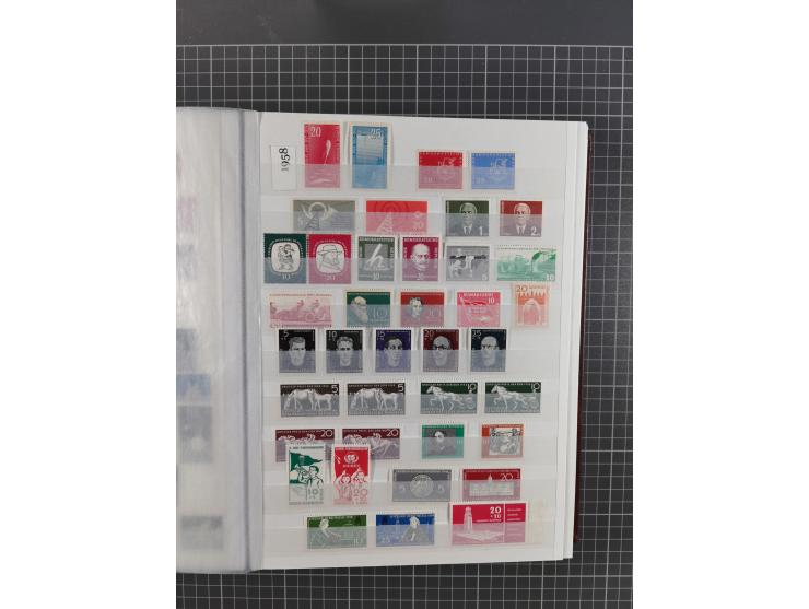 1949/90, in den Hauptnummern komplette postfrische Sammlung inkl. Zusammendrucke und Kleinbogen, gute Erhaltung, in drei Stec