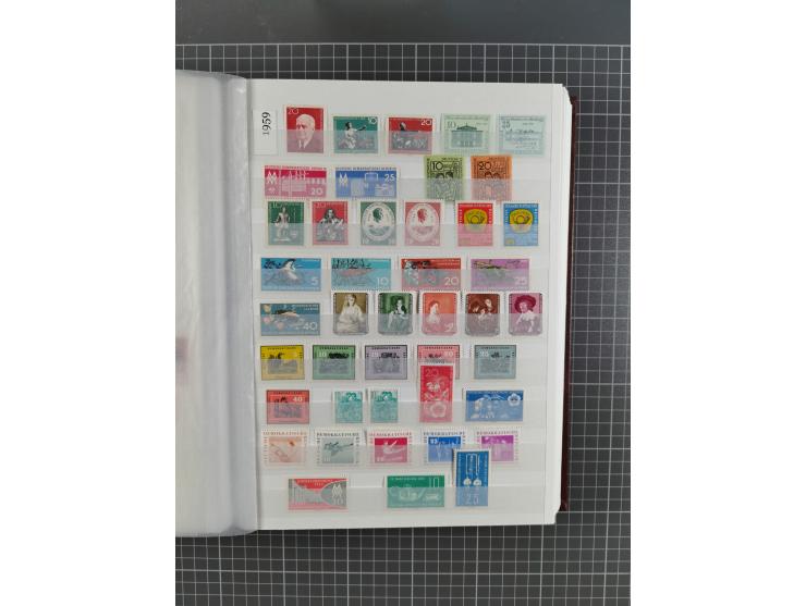 1949/90, in den Hauptnummern komplette postfrische Sammlung inkl. Zusammendrucke und Kleinbogen, gute Erhaltung, in drei Stec