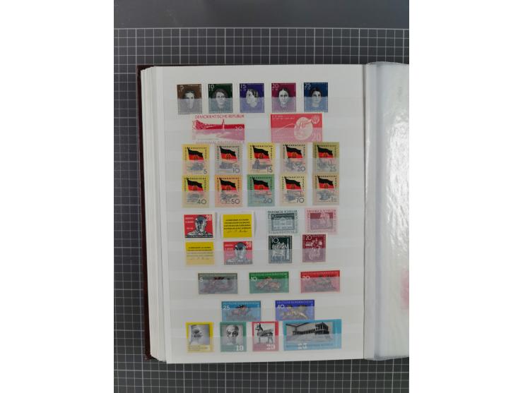 1949/90, in den Hauptnummern komplette postfrische Sammlung inkl. Zusammendrucke und Kleinbogen, gute Erhaltung, in drei Stec