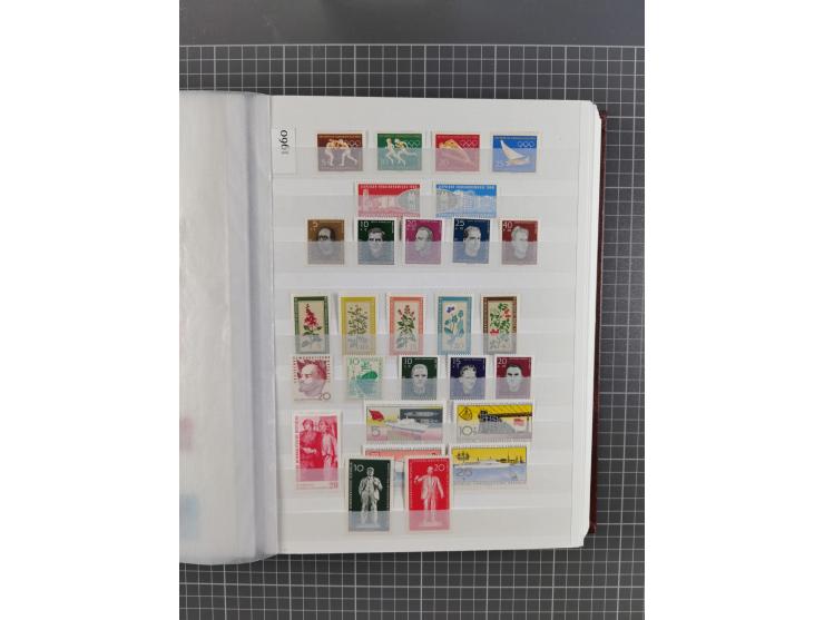 1949/90, in den Hauptnummern komplette postfrische Sammlung inkl. Zusammendrucke und Kleinbogen, gute Erhaltung, in drei Stec