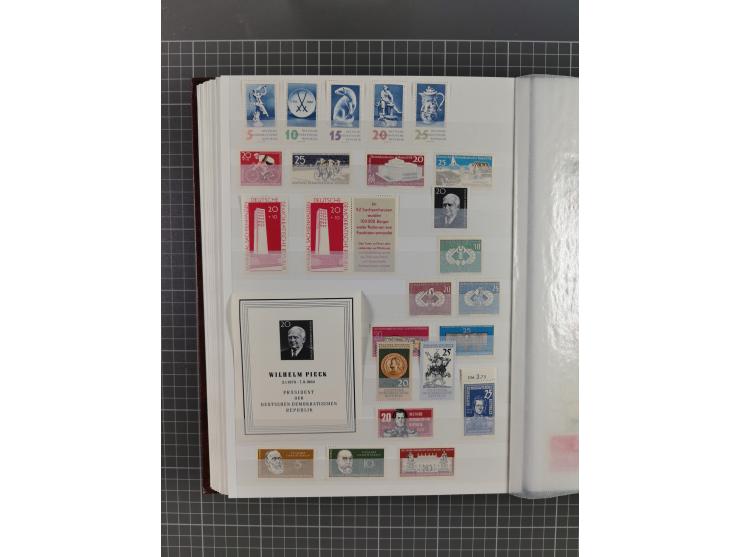 1949/90, in den Hauptnummern komplette postfrische Sammlung inkl. Zusammendrucke und Kleinbogen, gute Erhaltung, in drei Stec