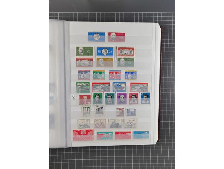 1949/90, in den Hauptnummern komplette postfrische Sammlung inkl. Zusammendrucke und Kleinbogen, gute Erhaltung, in drei Stec
