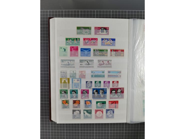 1949/90, in den Hauptnummern komplette postfrische Sammlung inkl. Zusammendrucke und Kleinbogen, gute Erhaltung, in drei Stec