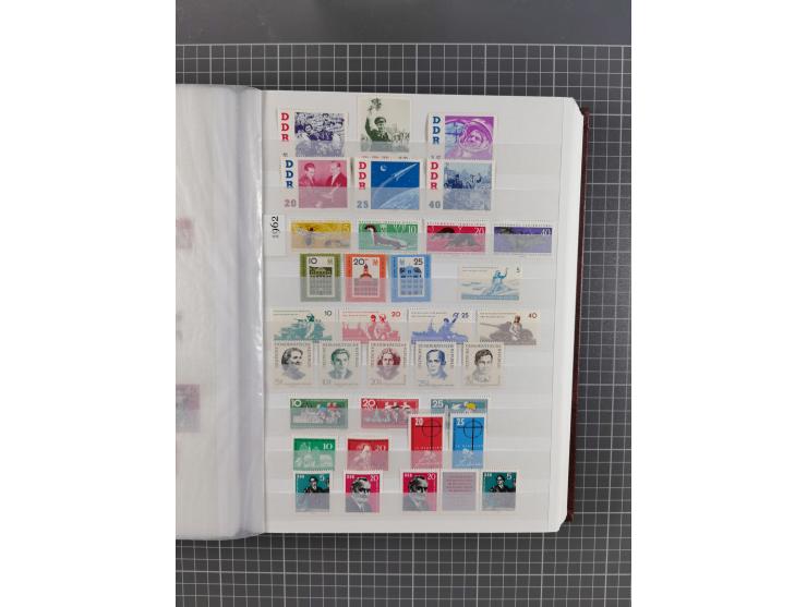 1949/90, in den Hauptnummern komplette postfrische Sammlung inkl. Zusammendrucke und Kleinbogen, gute Erhaltung, in drei Stec