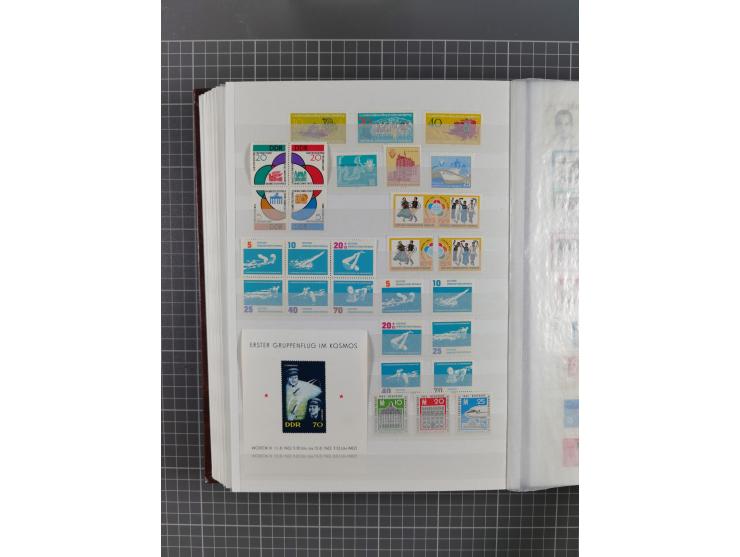 1949/90, in den Hauptnummern komplette postfrische Sammlung inkl. Zusammendrucke und Kleinbogen, gute Erhaltung, in drei Stec