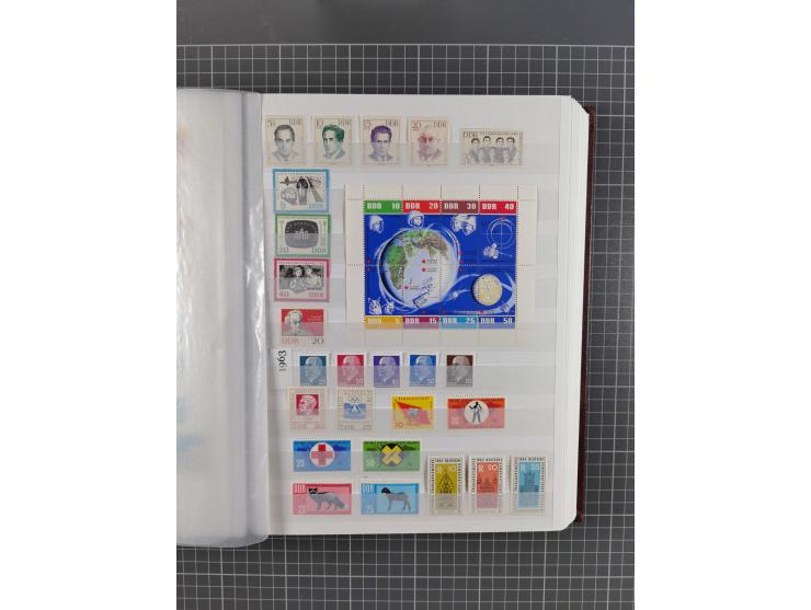 1949/90, in den Hauptnummern komplette postfrische Sammlung inkl. Zusammendrucke und Kleinbogen, gute Erhaltung, in drei Stec