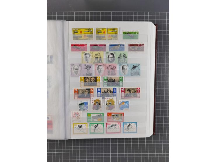 1949/90, in den Hauptnummern komplette postfrische Sammlung inkl. Zusammendrucke und Kleinbogen, gute Erhaltung, in drei Stec