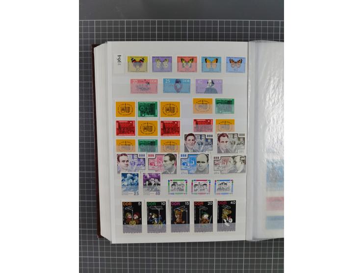 1949/90, in den Hauptnummern komplette postfrische Sammlung inkl. Zusammendrucke und Kleinbogen, gute Erhaltung, in drei Stec