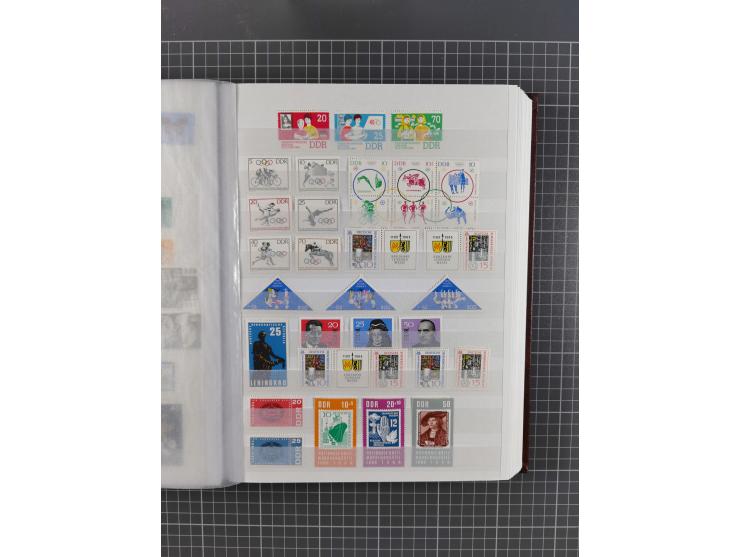 1949/90, in den Hauptnummern komplette postfrische Sammlung inkl. Zusammendrucke und Kleinbogen, gute Erhaltung, in drei Stec