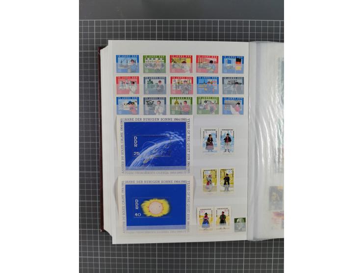 1949/90, in den Hauptnummern komplette postfrische Sammlung inkl. Zusammendrucke und Kleinbogen, gute Erhaltung, in drei Stec