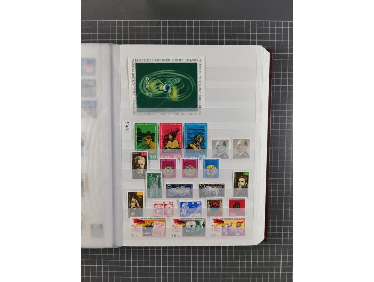 1949/90, in den Hauptnummern komplette postfrische Sammlung inkl. Zusammendrucke und Kleinbogen, gute Erhaltung, in drei Stec